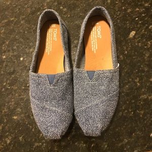 Toms blue and white speckled shoes